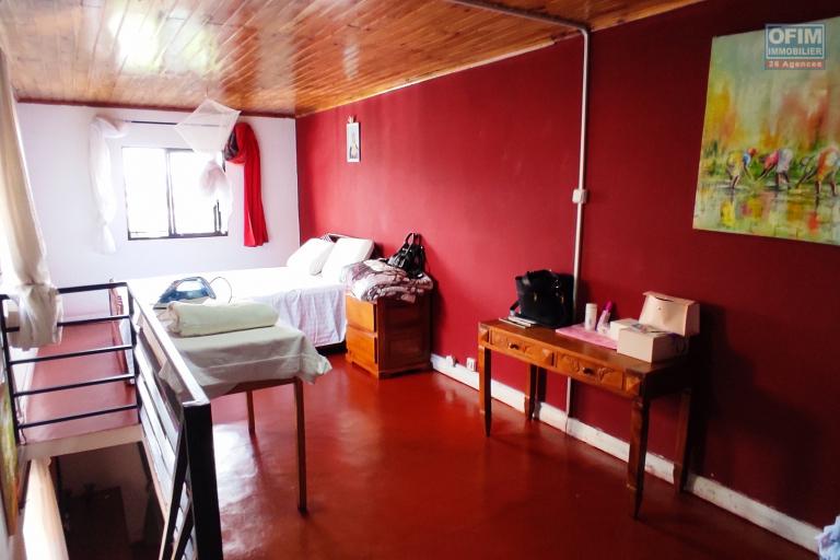 Vente d'une propriété  de 870m2 contenant une maison F4 et un appartement T2 indépendant dans un quartier calme à andoharanofotsy
