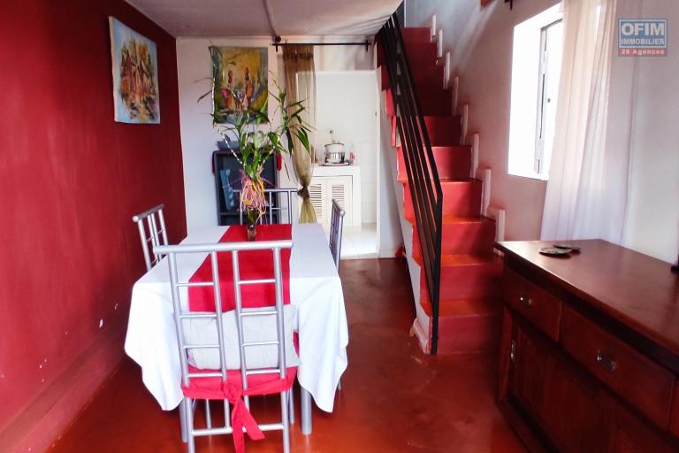 Vente d'une propriété  de 870m2 contenant une maison F4 et un appartement T2 indépendant dans un quartier calme à andoharanofotsy
