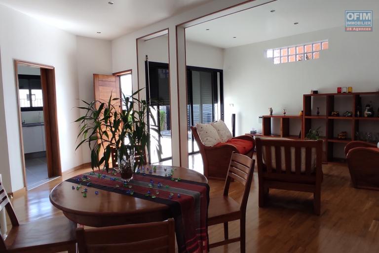 Vente d'une propriété  de 870m2 contenant une maison F4 et un appartement T2 indépendant dans un quartier calme à andoharanofotsy