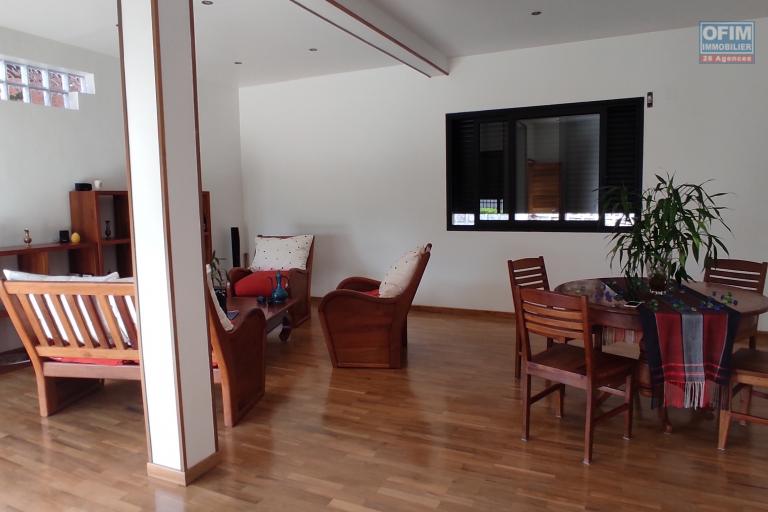 Vente d'une propriété  de 870m2 contenant une maison F4 et un appartement T2 indépendant dans un quartier calme à andoharanofotsy