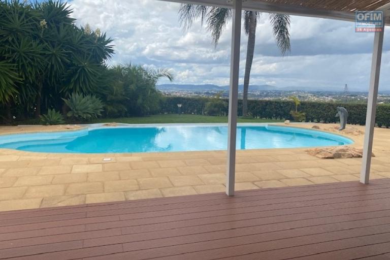 Une villa F5 avec piscine sur la hauteur à Ambatobe ( NON DISPONIBLE )