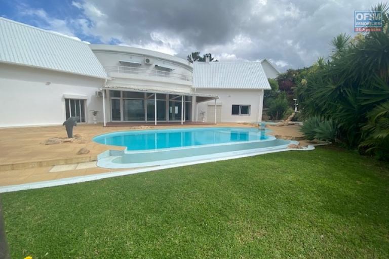 Une villa F5 avec piscine sur la hauteur à Ambatobe ( NON DISPONIBLE )