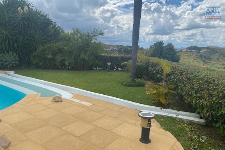 Une villa F5 avec piscine sur la hauteur à Ambatobe ( NON DISPONIBLE )