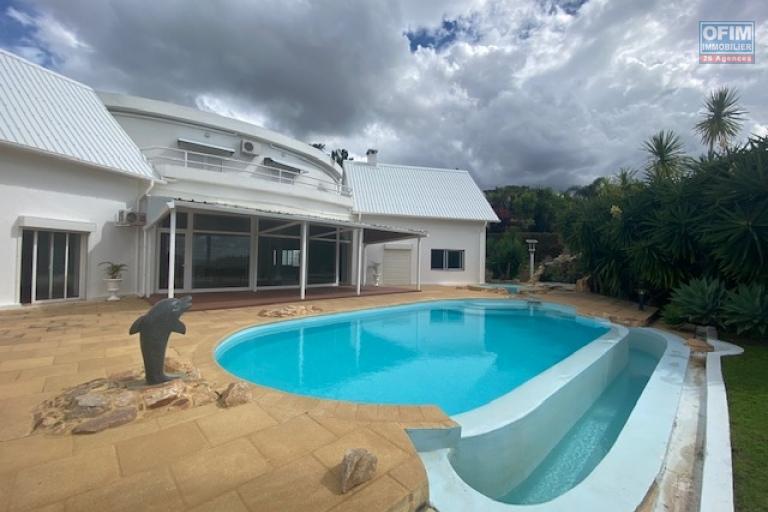 Une villa F5 avec piscine sur la hauteur à Ambatobe