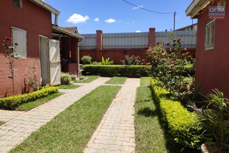 OFIM immobilier loue un petit appartement T3 semi meublé au RDC sur Andoharanofotsy Ambohimailala