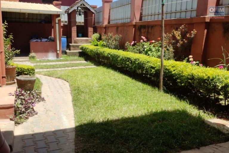 OFIM immobilier loue un petit appartement T3 semi meublé au RDC sur Andoharanofotsy Ambohimailala