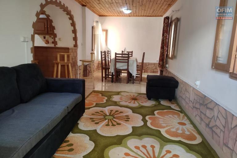 OFIM immobilier loue un petit appartement T3 semi meublé au RDC sur Andoharanofotsy Ambohimailala
