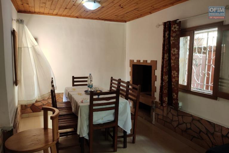 OFIM immobilier loue un petit appartement T3 semi meublé au RDC sur Andoharanofotsy Ambohimailala