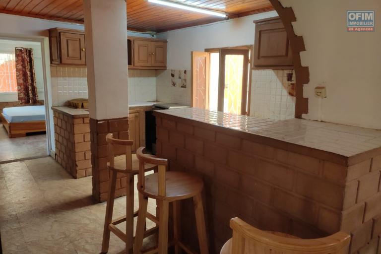 OFIM immobilier loue un petit appartement T3 semi meublé au RDC sur Andoharanofotsy Ambohimailala