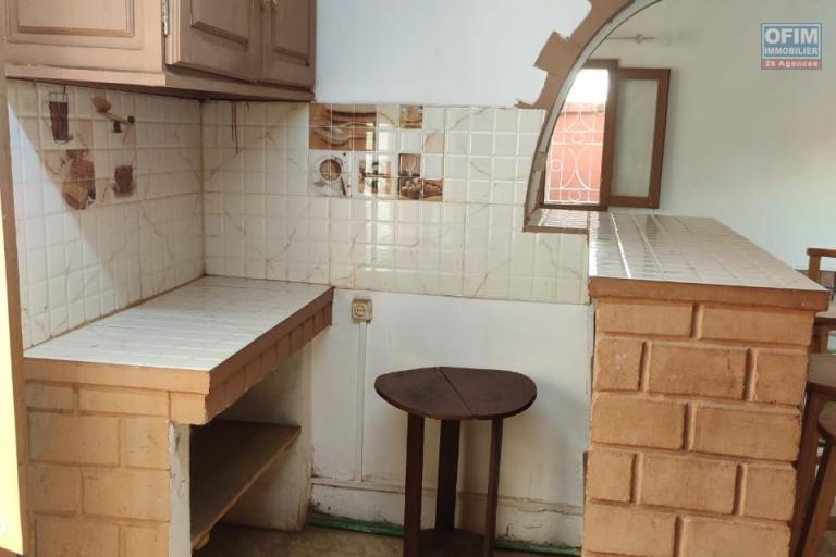 OFIM immobilier loue un petit appartement T3 semi meublé au RDC sur Andoharanofotsy Ambohimailala