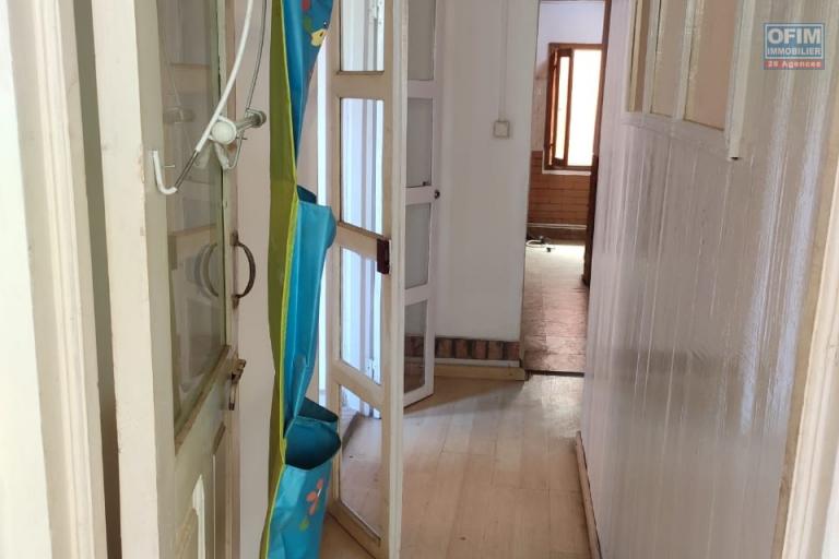 OFIM immobilier loue un petit appartement T3 semi meublé au RDC sur Andoharanofotsy Ambohimailala