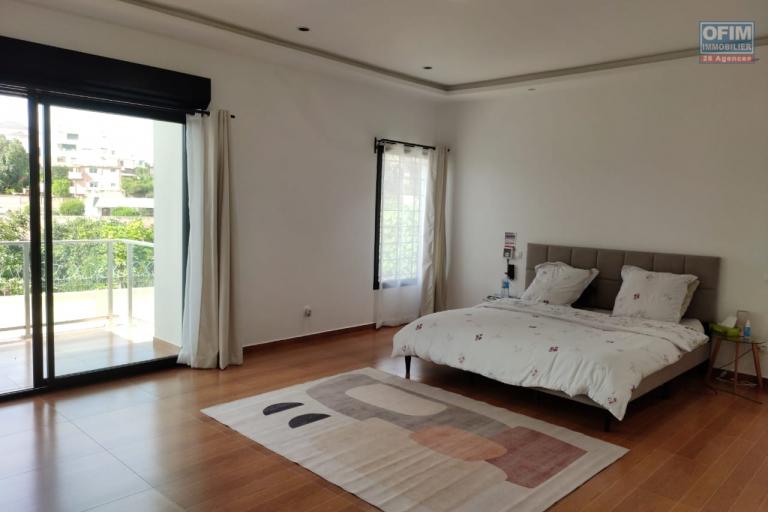 OFIM immobilier loue une charmante villa moderne F6 sur Androhibe qui est à 5min d'Ivandry