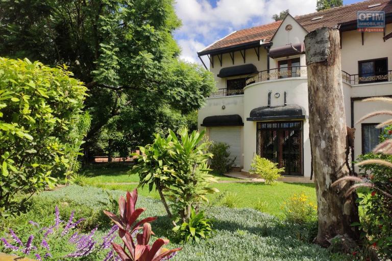 OFIM immobilier loue une charmante Villa à étage avec jardin dans un quartier calme sur Analamahitsy Androhibe