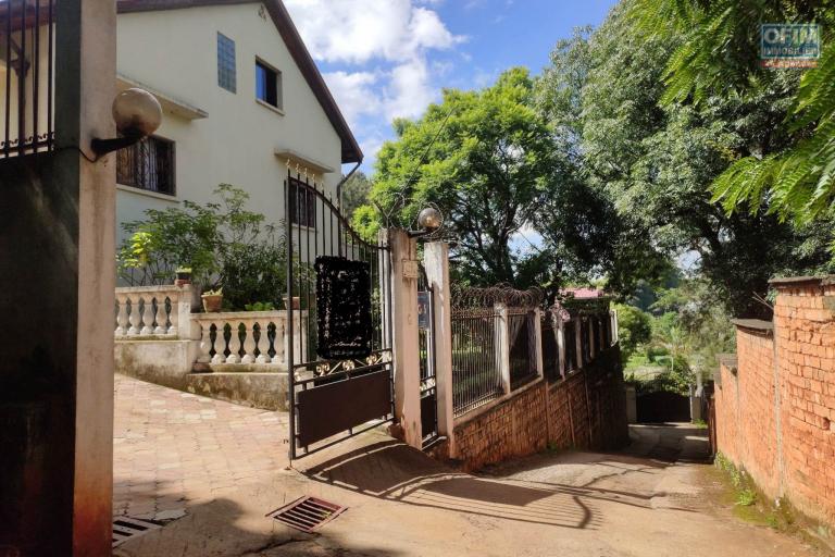 OFIM immobilier loue une charmante Villa à étage avec jardin dans un quartier calme sur Analamahitsy Androhibe