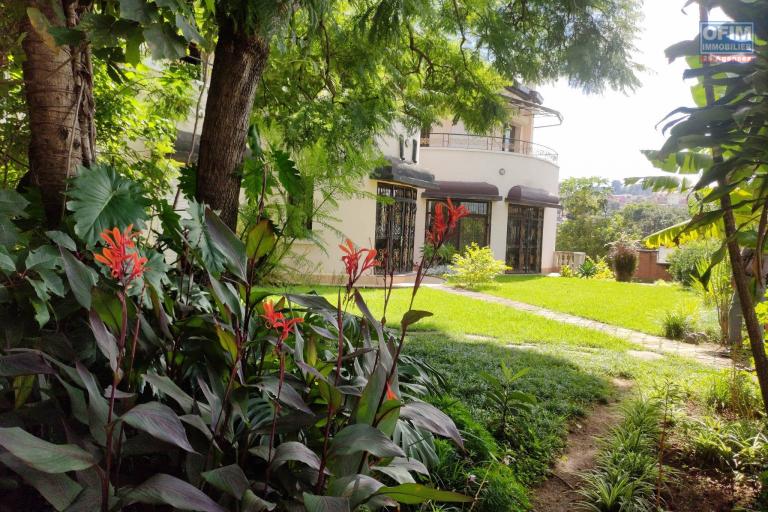 OFIM immobilier loue une charmante Villa à étage avec jardin dans un quartier calme sur Farango Analamahitsy.LOUE