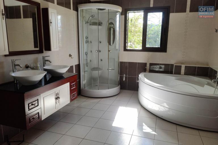 OFIM immobilier loue une charmante Villa à étage avec jardin dans un quartier calme sur Analamahitsy Androhibe