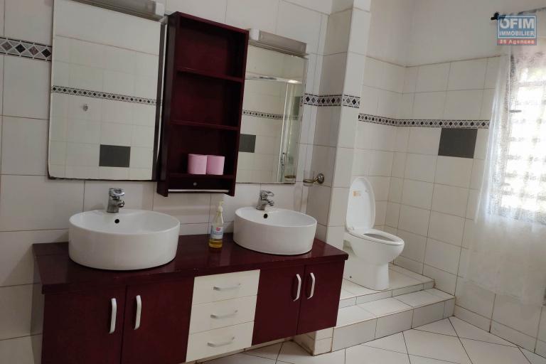 OFIM immobilier loue une charmante Villa à étage avec jardin dans un quartier calme sur Analamahitsy Androhibe