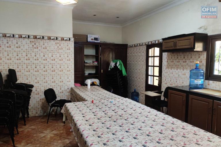 OFIM immobilier loue une charmante Villa à étage avec jardin dans un quartier calme sur Analamahitsy Androhibe
