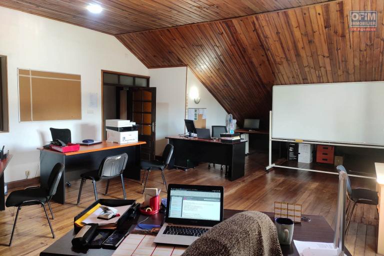 OFIM immobilier loue une charmante Villa à étage avec jardin dans un quartier calme sur Analamahitsy Androhibe