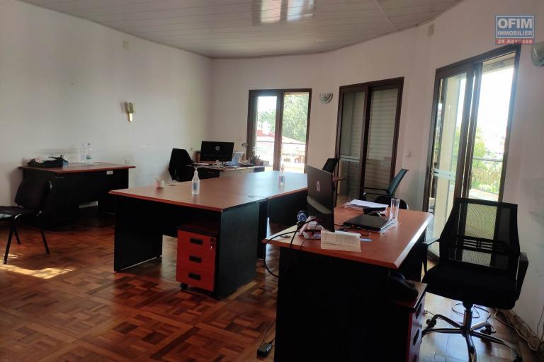 OFIM immobilier loue une charmante Villa à étage avec jardin dans un quartier calme sur Analamahitsy Androhibe