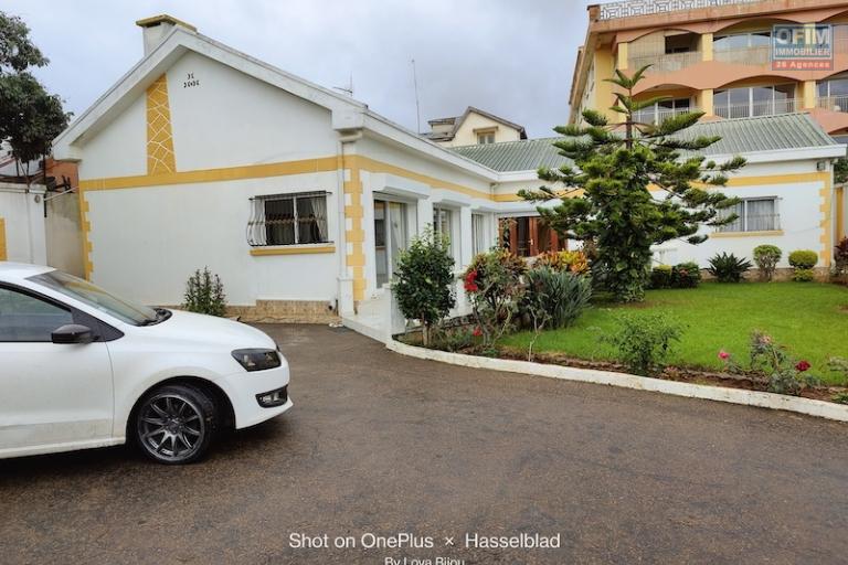 &agrave; vendre grande villa F3 de 150M2 habitable sur ivato. Contact Mr Jacky