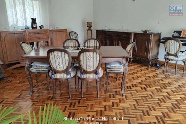 à vendre grande villa F3 de 150M2 habitable sur ivato. Contact Mr Jacky 034 02 443 04