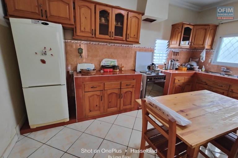 à vendre grande villa F3 de 150M2 habitable sur ivato. Contact Mr Jacky 034 02 443 04