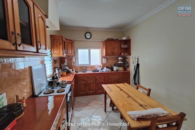 à vendre grande villa F3 de 150M2 habitable sur ivato. Contact Mr Jacky 034 02 443 04