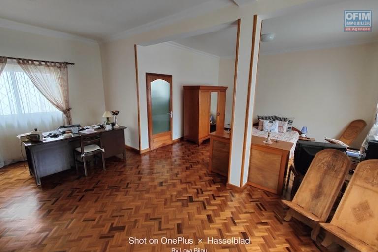 à vendre grande villa F3 de 150M2 habitable sur ivato. Contact Mr Jacky 034 02 443 04