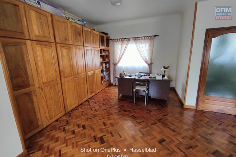 à vendre grande villa F3 de 150M2 habitable sur ivato. Contact Mr Jacky 034 02 443 04