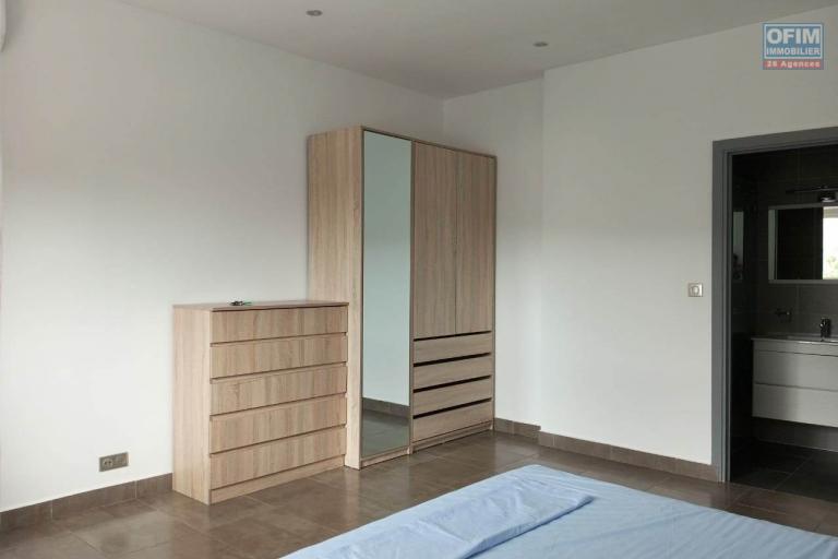 A LOUER Appartement de type T5 meublé équipé sis à Ambatobe à 5min à pieds du Lycée Français. contact Francia