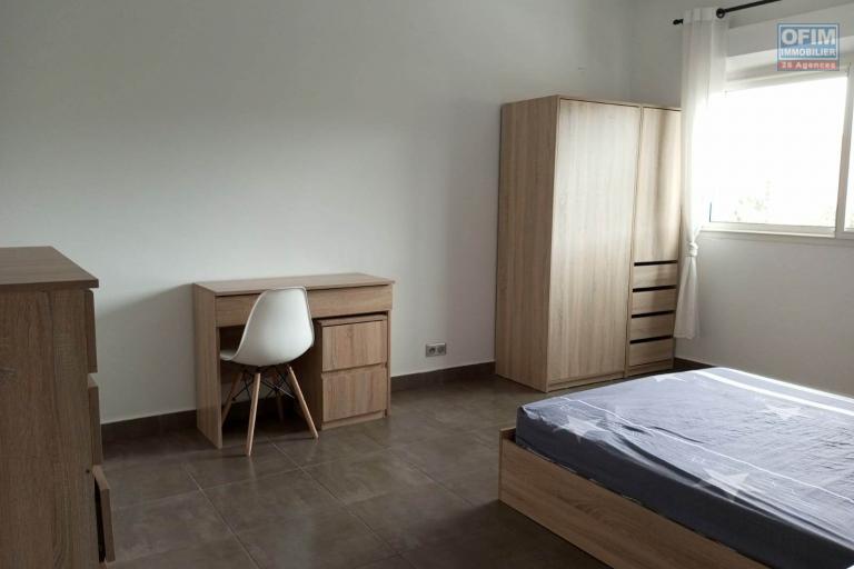 OFIM immobilier offre en location un Appartement de type T5 meublé équipé sis à Ambatobe à 5min à pieds du Lycée Français.LOUE