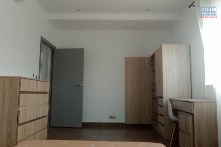 A LOUER Appartement de type T5 meublé équipé sis à Ambatobe à 5min à pieds du Lycée Français. contact Francia