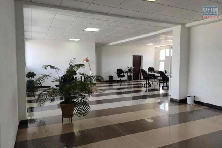 OFIM Immobilier loue un local de 160m2 à usage de bureau sur Antsahavola au 6e étage avec ascenseur et un parking