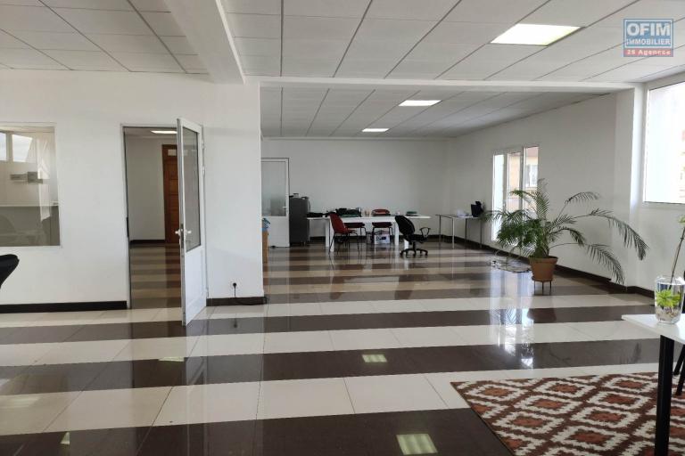 OFIM Immobilier loue un local de 160m2 à usage de bureau sur Antsahavola au 6e étage avec ascenseur et un parking