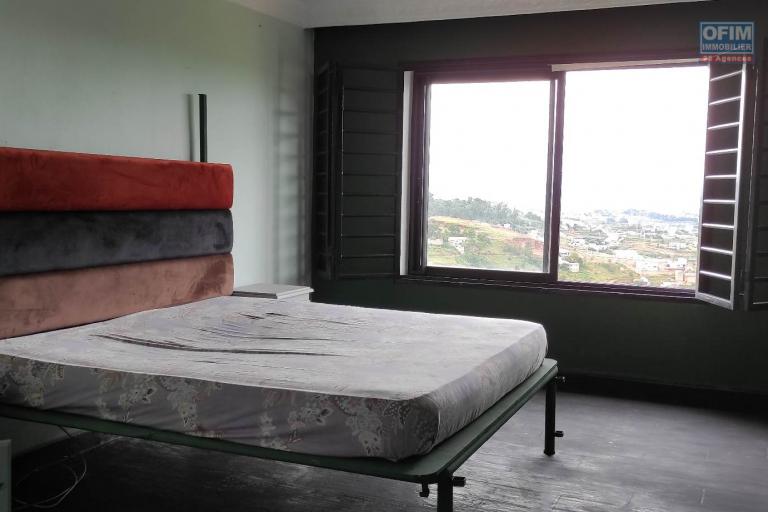 OFIM immobilier offre en location une petite villa dans une résidence sécurisée 24/24 sur Ambatobe dans le panoramique