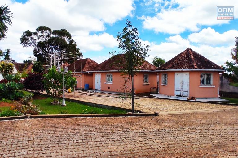  vente d'une belle et grande propriété avec piscine, villa F10 et 4 bungalow à Betsizaraina