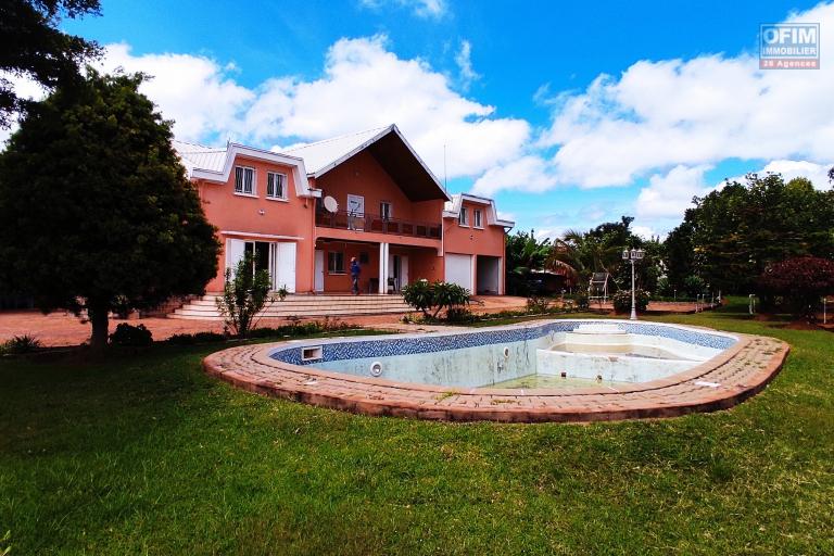  vente d'une belle et grande propriété avec piscine, villa F10 et 4 bungalow à Betsizaraina