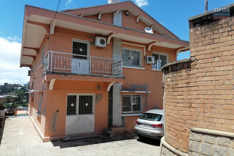 À louer une villa à étage de type F6 dans une résidence sécurisée à Talatamaty Amboropotsy non loin de l'école Vision Valley et l'accès sur la nouvelle rocade.