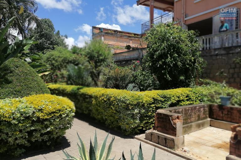 À louer une villa à étage de type F6 dans une résidence sécurisée à Talatamaty Amboropotsy non loin de l'école Vision Valley et l'accès sur la nouvelle rocade.