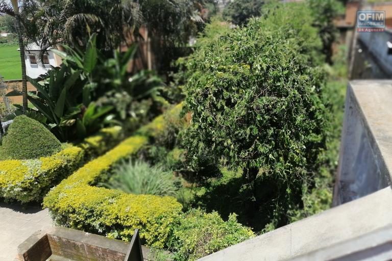 À louer une villa à étage de type F6 dans une résidence sécurisée à Talatamaty Amboropotsy non loin de l'école Vision Valley et l'accès sur la nouvelle rocade.