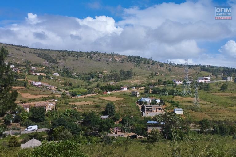 Terrain en bord de route avec une belle vue sis à Ambohimalaza- Antananarivo