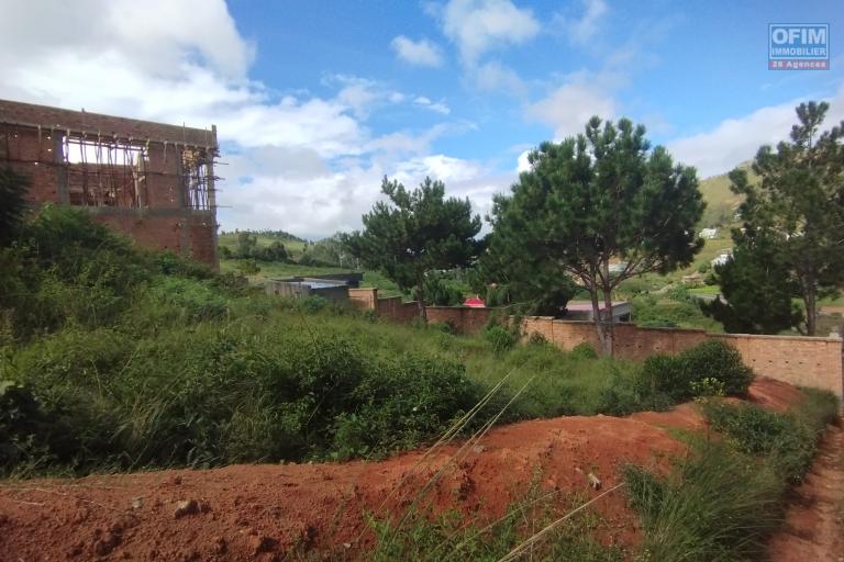 Terrain en bord de route avec une belle vue sis à Ambohimalaza- Antananarivo