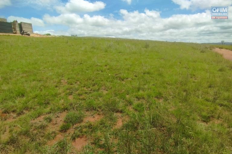 A vendre terrain de 724 m2 à manazary ilafy à 5 minutes du lycée francais