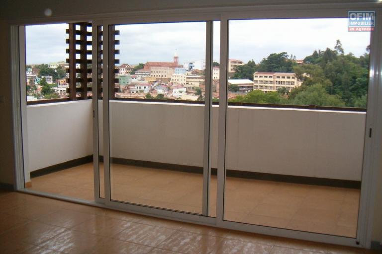 OFIM Immobilier offre en location un appartement de Type T3 sur Tsimbazaza dans une enceinte sécurisée 24/24