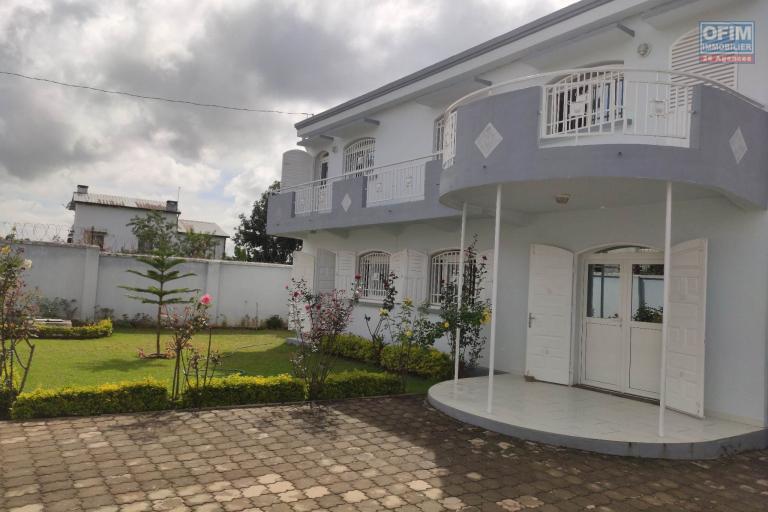 OFIM immobilier loue une villa F6 sur la RN3, Faravohitra Anosiavaratra dans un quartier calme à 200m de la route principale.
