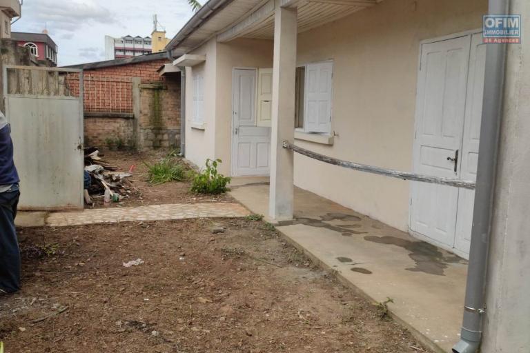 OFIM Immobilier offre en location une Villa F2 sur 67ha avec une petite cours et un garage fermée pour deux voitures.NON DISPONIBLE