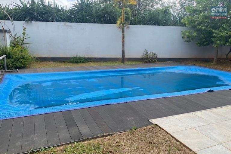 Une villa F4 avec piscine dans une résidence sécurisée à Ankadimbahoaka