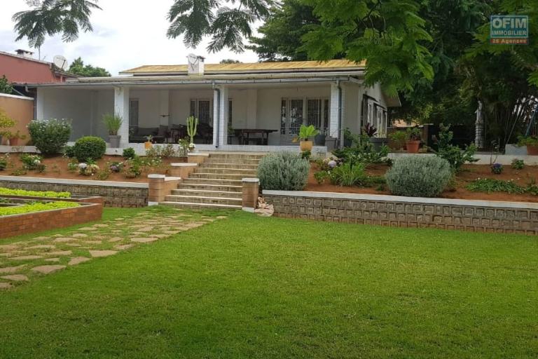 A louer une belle villa basse de type F4 dans une résidence bien sécurisée et calme proche de l'école primaire française C Ambohibao avec une vue exceptionnelle sur le lac Mamamba (NON DISPONIBLE)