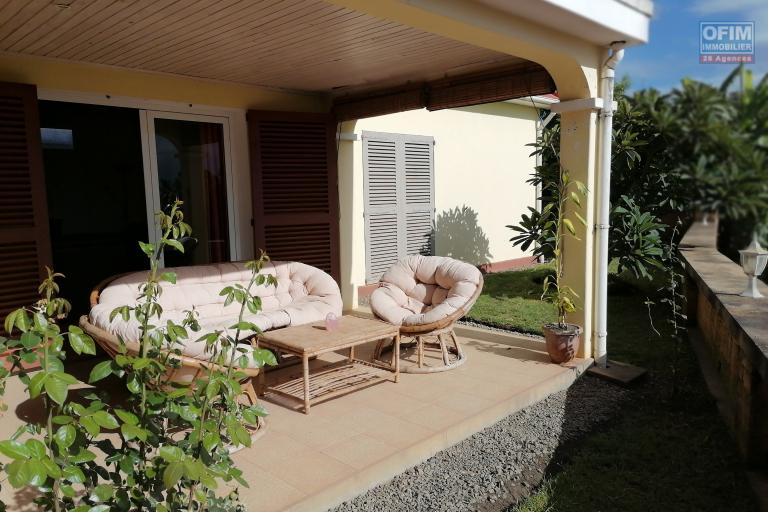 À louer une villa à étage entièrement meublée de type F4 dans un quartier calme et sécurisé avec vues sur le lac non loin de l’aéroport Ivato et l’école primaire française C.